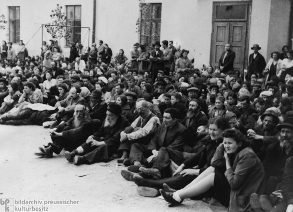 Gathering Point for Jewish Residents of a Bessarabian Village (September 1941)